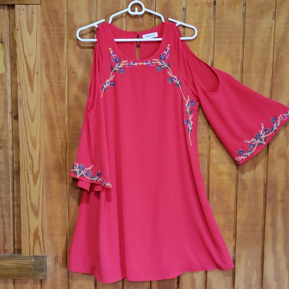 Mid-thigh, shoulder cut-out embroidery dress
